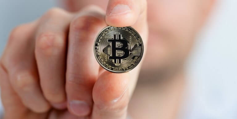 Ar trebui să vă convertiți banii în criptomonede?